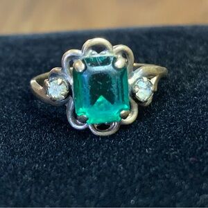 Vintage 10kt Gold Green Gemstone Ring.💍